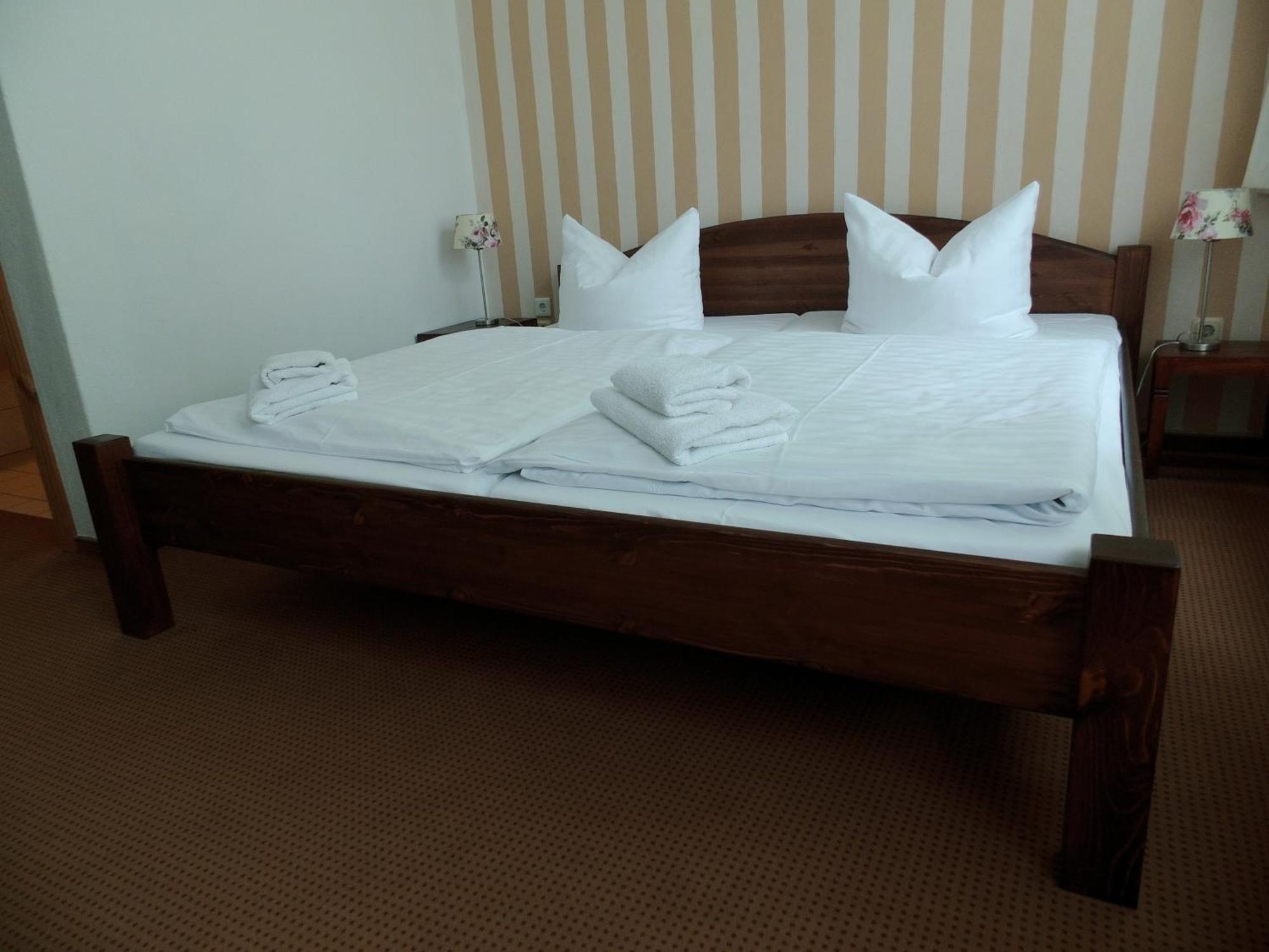 Pension & Restaurant "Alte Schule" Kluis Bilik gambar