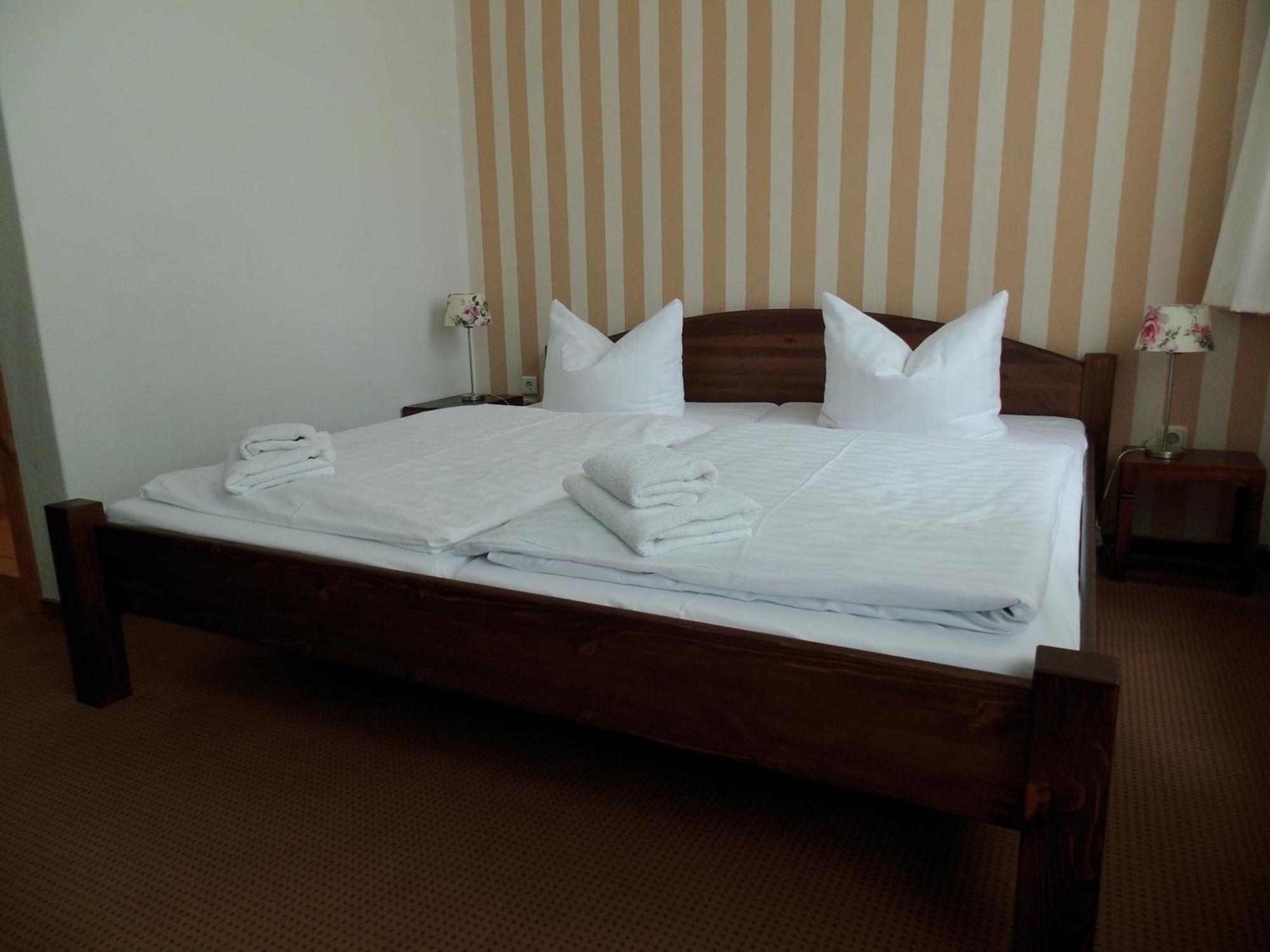 Pension & Restaurant "Alte Schule" Kluis Bilik gambar