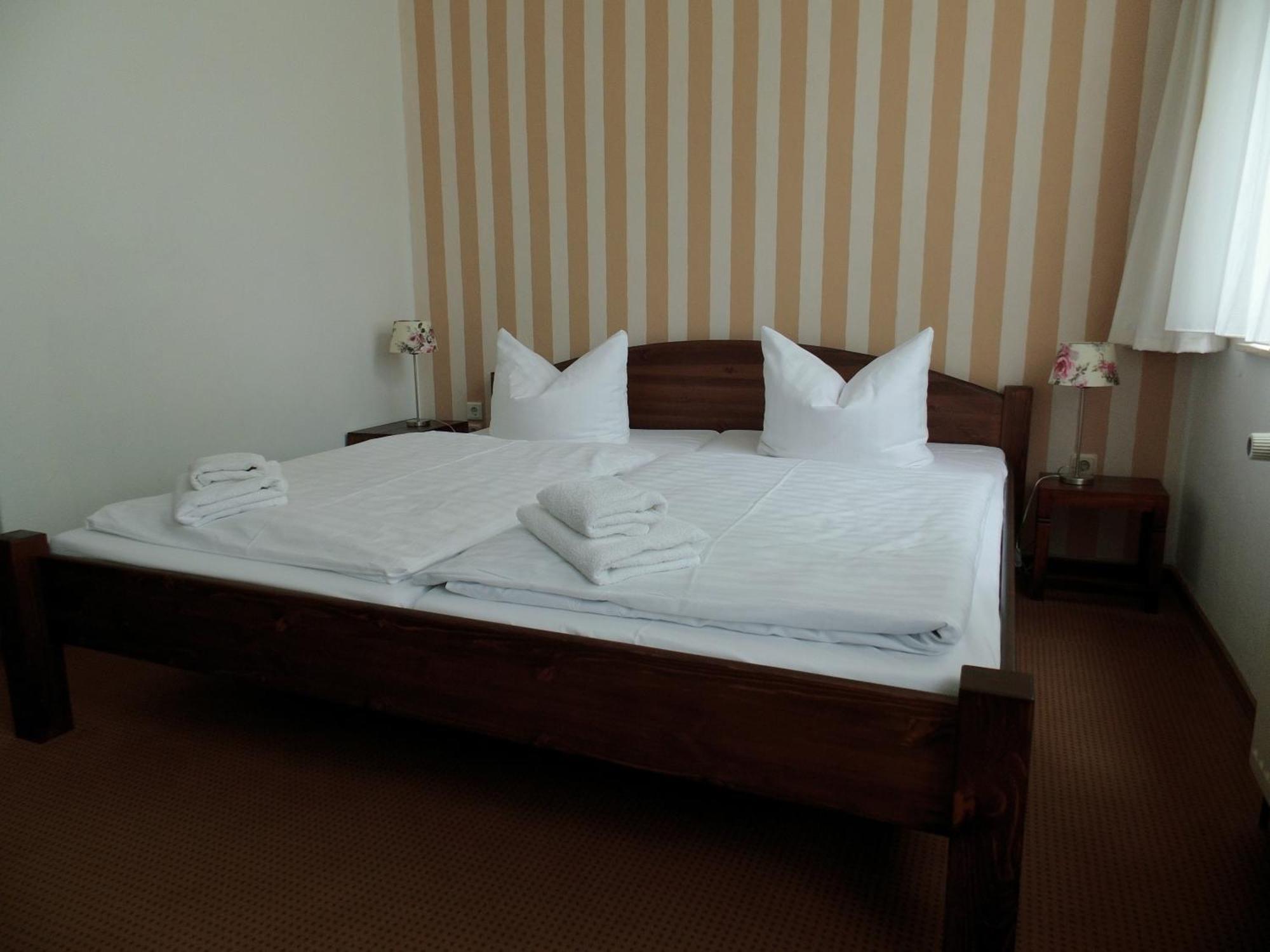 Pension & Restaurant "Alte Schule" Kluis Bilik gambar
